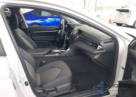 2022 Toyota Camry Le z USA, uszkodzony, nr VIN 4T1C11AK0NU069640